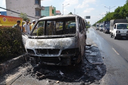 Toàn bộ chiếc xe đã cháy rụi, trơ khung sắt