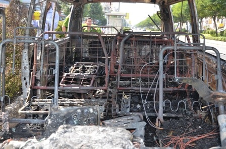 Toàn bộ chiếc xe đã cháy rụi, trơ khung sắt