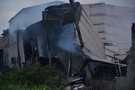 Đến 6h sáng cùng ngày, lửa vẫn cháy âm ỉ bên trong