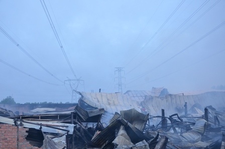 Vụ cháy đe dọa đến đường dây điện cao thế phía trên