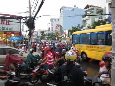 Giao thông hỗn loạn trên đường Nguyễn Thị Thập (quận 7)