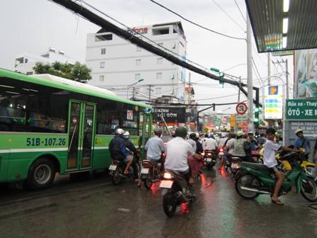 Giao thông hỗn loạn trên đường Nguyễn Thị Thập (quận 7)
