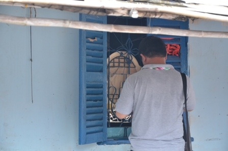 Cửa sổ được mở ra để đưa số tiền 20 triệu đồng mà đối tượng yêu cầu