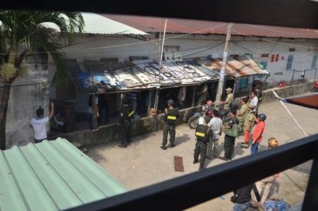 Các lực lượng chức năng áp sát phòng trọ khống chế đối tượng