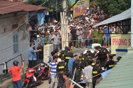 Công an áp giải đối tượng Tuấn về trụ sở để làm rõ