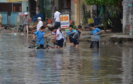Chùm ảnh học sinh bì bõm lội sông về nhà sau cơn mưa chiều