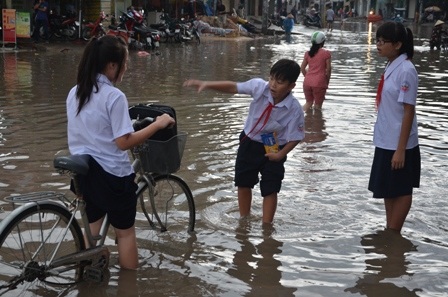 Một học sinh vấp hố ga suýt té ngã