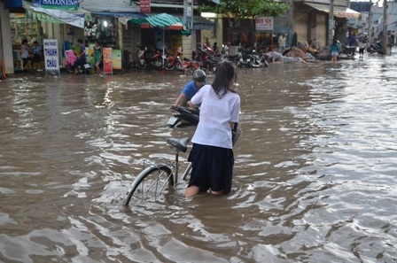 Một số nữ sinh khốn khổ với cảnh lội nước thối sau giờ tan trường