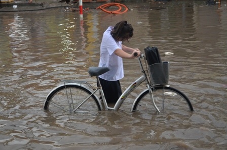Một học sinh đã khóc ròng khi quãng đường về nhà bỗng dưng hóa sông