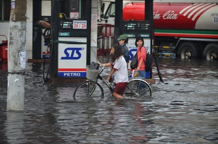 Một số nữ sinh khốn khổ với cảnh lội nước thối sau giờ tan trường