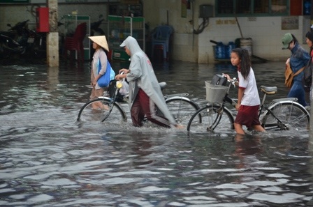 3 học sinh này đã phải dẫn bộ xe sát lề để về nhà