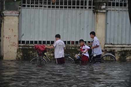 3 học sinh này đã phải dẫn bộ xe sát lề để về nhà