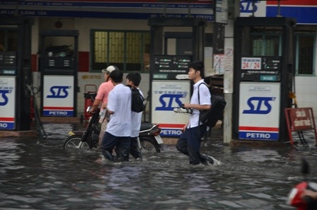 Nhiều học sinh đã phải tháo giày để lội sông