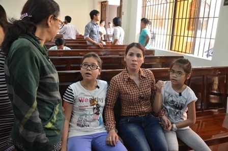 Vợ và con gái của nạn nhân Sơn