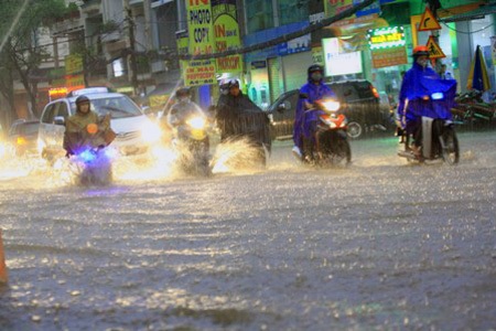 Đường phố Sài Gòn chìm trong “biển nước”, giao thông tê liệt - 2 Nhiều tuyến đường ngập nặng trong tối 15/8