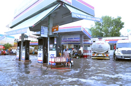 Đường phố Sài Gòn chìm trong “biển nước”, giao thông tê liệt - 12 Các hoạt động kinh doanh, buôn bán ế ẩm
