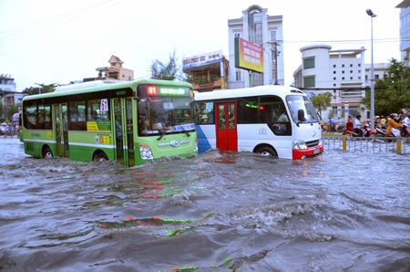 Đường An Dương Vương lênh láng nước