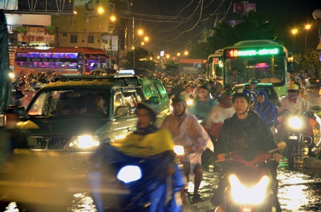 Đường phố Sài Gòn chìm trong “biển nước”, giao thông tê liệt - 14 Nhiều khu vực kẹt xe kéo dài