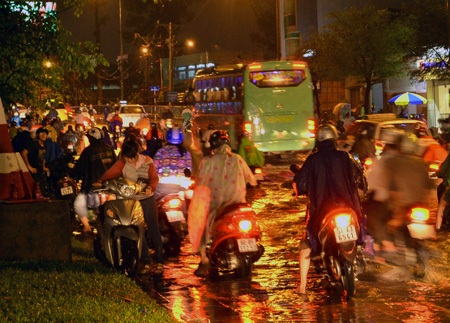 Đường phố Sài Gòn chìm trong “biển nước”, giao thông tê liệt - 8 Người dân hì hục đẩy xe qua vùng ngập