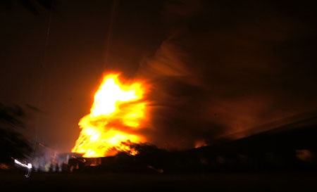 Đám cháy vẫn rất dữ dội cho đến 20h tối cùng ngày