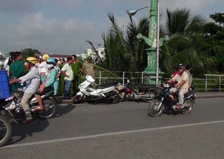 Thi thể người đàn ông được phát hiện trên cầu Nhị Thiên Đường