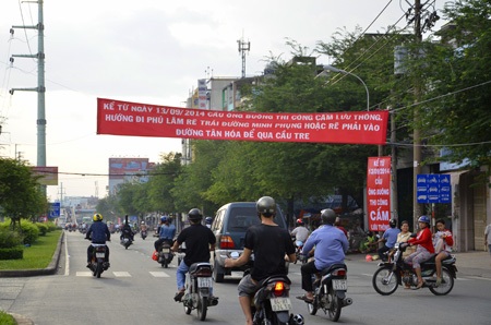 Biển thông báo đóng cửa cầu Ông Buông