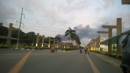 Cột khói đen bốc cao hàng chục mét