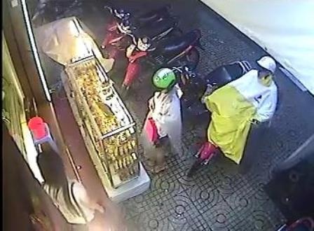 Mở cốp xe trộm túi xách trong tích tắc - 1 Mở cốp xe trộm túi xách trong tích tắc