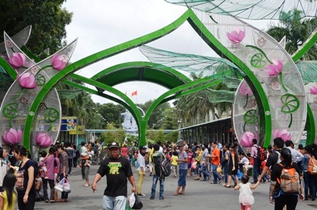 Du khách đổ về các điểm vui chơi sáng 1/9