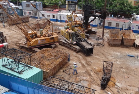 Hiện trường cần cẩu sập rơi vào nhà dân