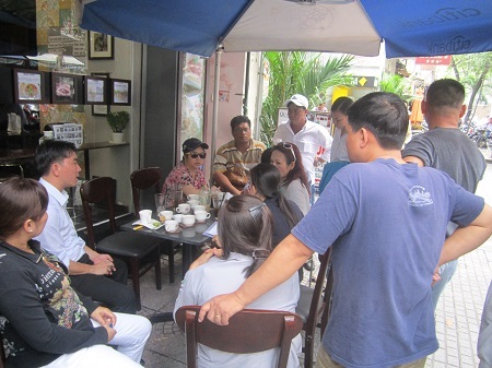 Hàng chục chủ nợ đã kéo đến công an phường Bến Nghé để tố cáo hành vi lừa đảo của bà L.