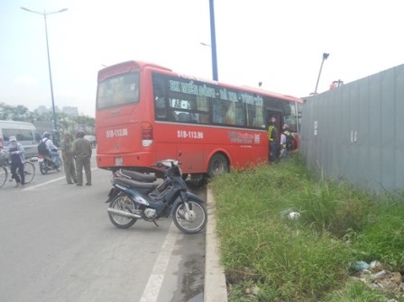 Đầu xe khách đâm hư hỏng một đoạn rào chắn, ủi xuống đất