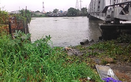 Thi thể nạn nhân được kéo vào bờ