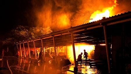 Nhiều bình gas được chuyển ra ngoài