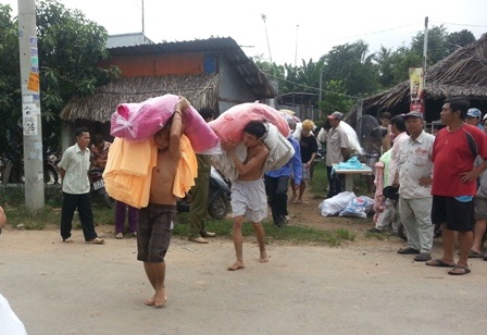 Cột khói kinh hoàng bao trùm công ty nhựa - 8 Nhiều công ty bên cạnh huy động công nhân di dời tài sản tránh xa khu vực cháy.