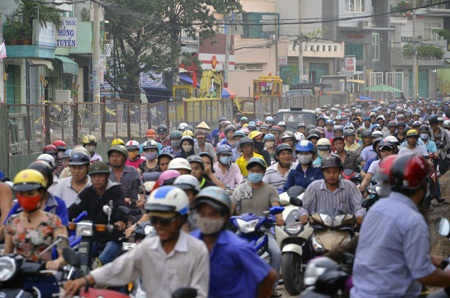 Kẹt cứng trên đường Tân Hóa