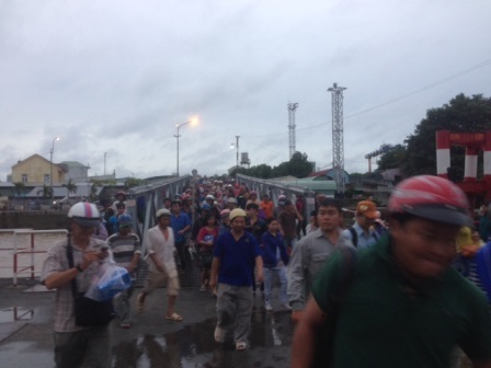 Những người đầu tiên được về nhà nhưng phải...đi bộ