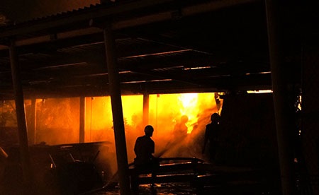 Nhiều bình gas được chuyển ra ngoài