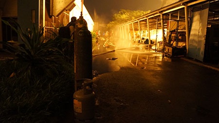 Nhiều bình gas được chuyển ra ngoài