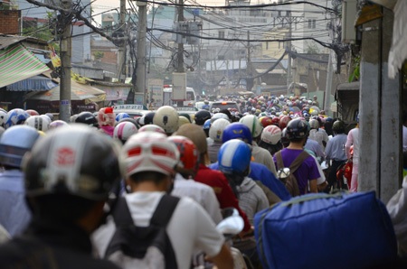 Các tuyến đường quanh khu vực cầu Ông Buông kẹt xe trầm tọng vào chiều 13/9