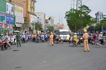 Các ô tô bị CSGT bắt quay đầu trở lại không cho vào đường Tân Hóa