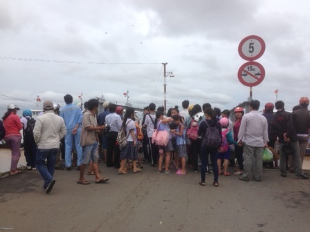 Người dân và học sinh bị mắc kẹt ở hai đầu phà