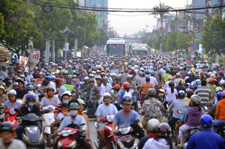Hàng ngàn phương tiện chen chúc trên đường Hậu Giang 