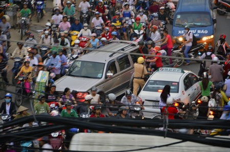 Các phương tiện lưu thông lộn xộn khiến CSGT vất vả