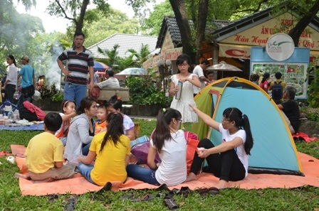 Nhiều người mắc võng, trải bạt để nghỉ ngơi lấy lại sức sau khi thăm quan sở thú