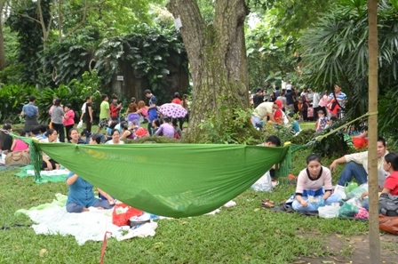 Nhiều người mắc võng, trải bạt để nghỉ ngơi lấy lại sức sau khi thăm quan sở thú