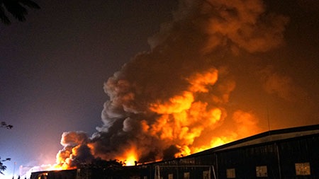 Đám cháy vẫn rất dữ dội cho đến 20h tối cùng ngày