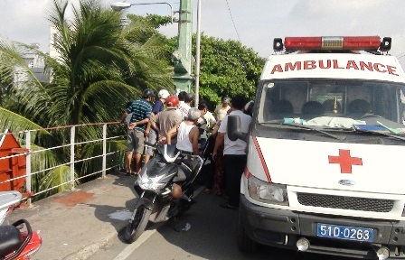 Thi thể nạn nhân được chuyển đi.