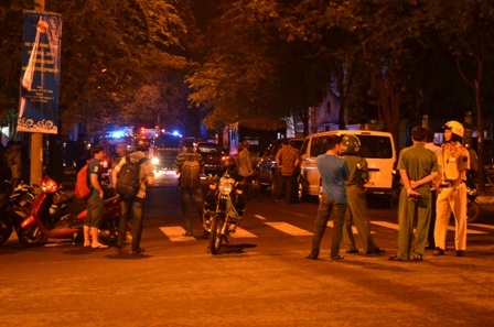 Lực lượng chức năng phong tỏa tuyến đường Phùng Khắc Khoan để phục vụ công tác chữa cháy