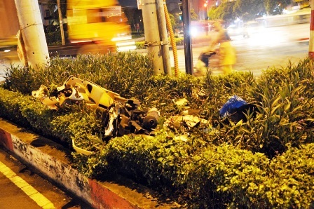 Chiếc xe gắn máy của nạn nhân bị hất văng lên lề